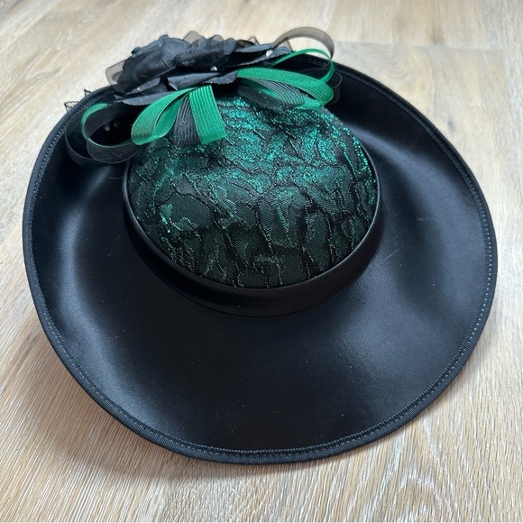 Vintage 80's Black Satin Green Lace Hatinator Fascinator Cocktail Hat Horse Race - Picture 10 of 11